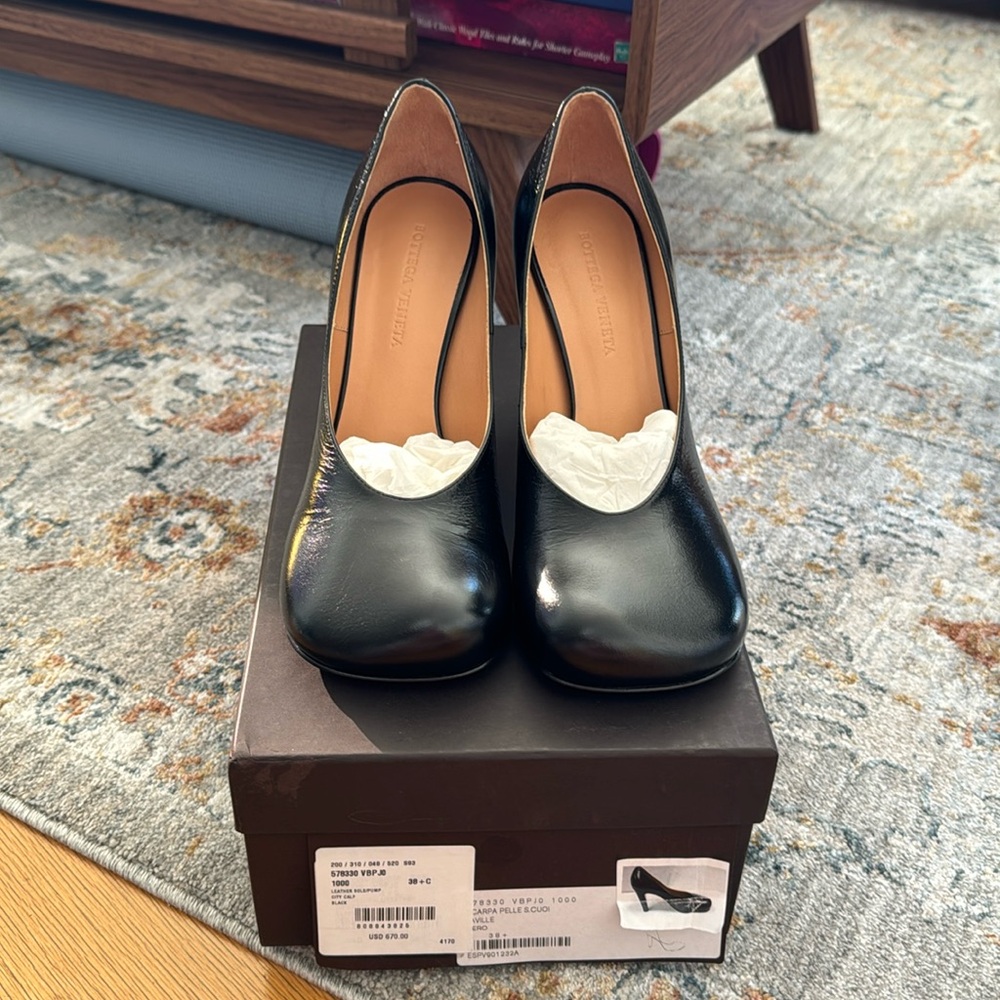 BOTTEGA VENETA BLOC SQUARE-TOE LEATHER PUMPS size 8.5